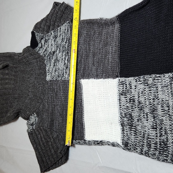 International INC Comapny Sweater - Picture 8 of 11